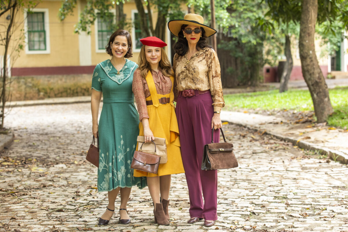 Heloísa ( Paloma Duarte ), Isadora ( Larissa Manoela ) e Violeta ( Malu Galli ) em cena de Além da Ilusão