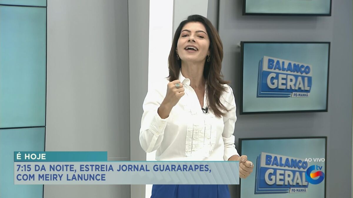 Meiry Lanunce de blusa branca e calça azul nos estúdios da TV Guararapes. Print de trecho do Balanço Geral Manhã PE