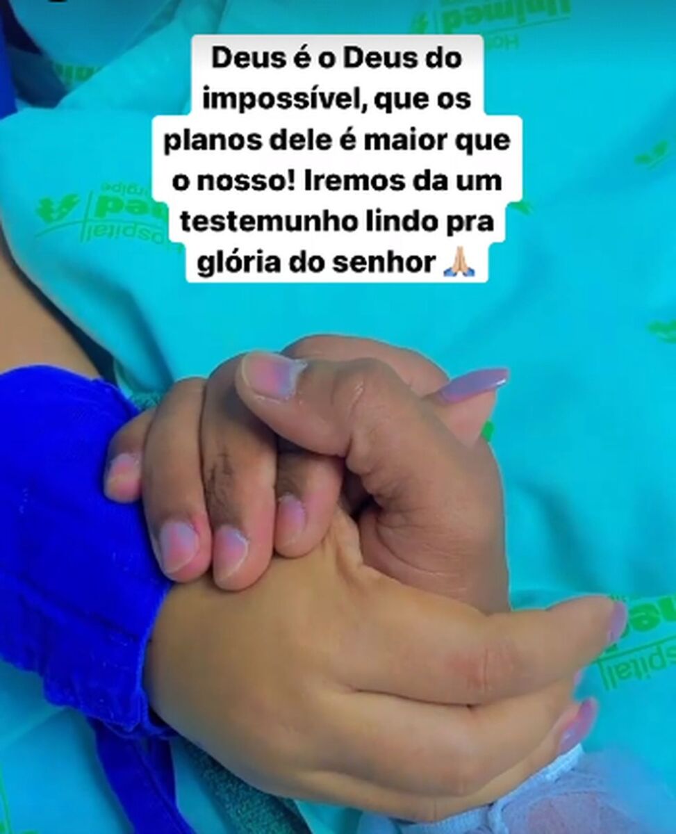 Marido de Paulinha Abelha e ela de mãos dadas no hospital, print dos stories do Instagram