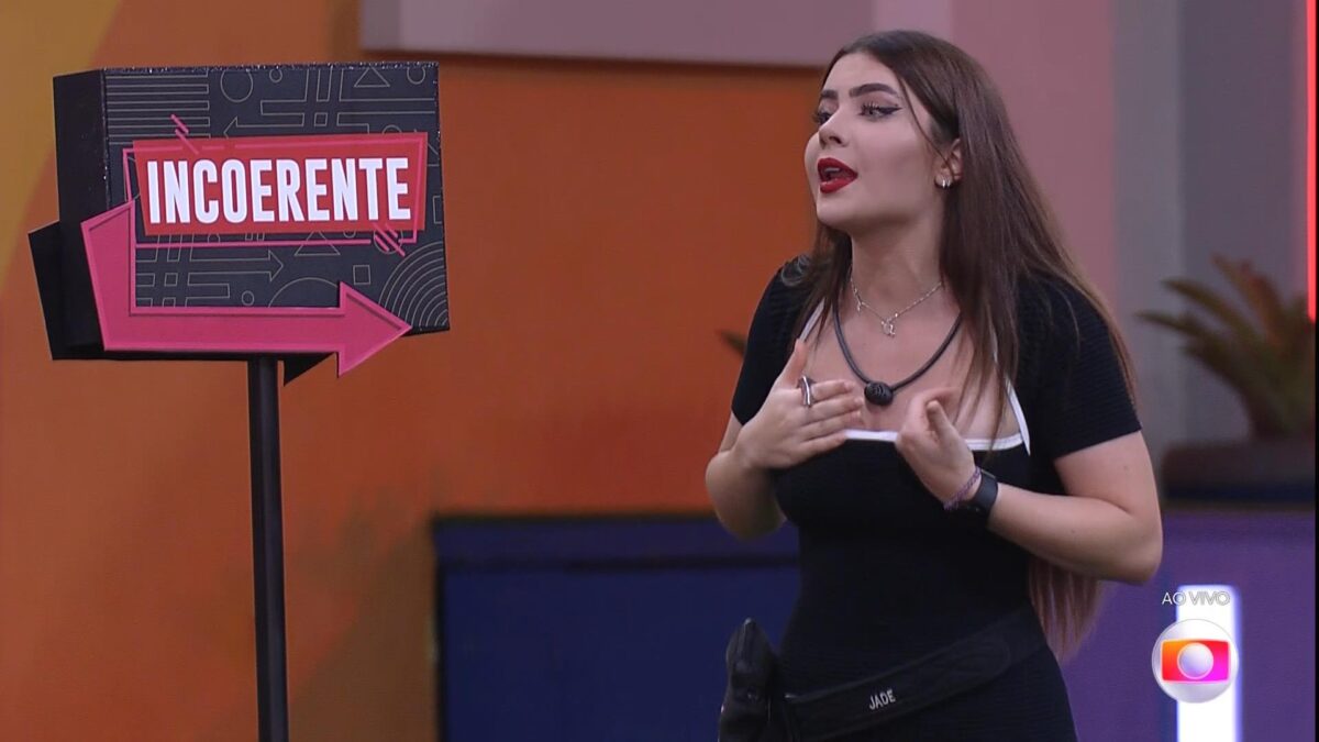 Jade Picon bate no peito para argumentar durante o Jogo da Discórdia no BBB 22