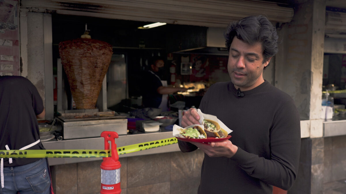 Tiago Eltz visitando taquerias tradicionais no México, em trecho do Globo Repórter - episódio exibido em 04 de março