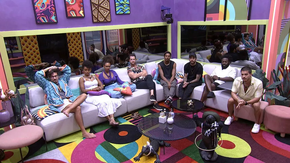 Eliezer, Natália, Jessilane, Gustavo, Paulo André, PEdro Scooby, Douglas Silva e Arthur Aguiar sentados no sofá da sala do BBB 22