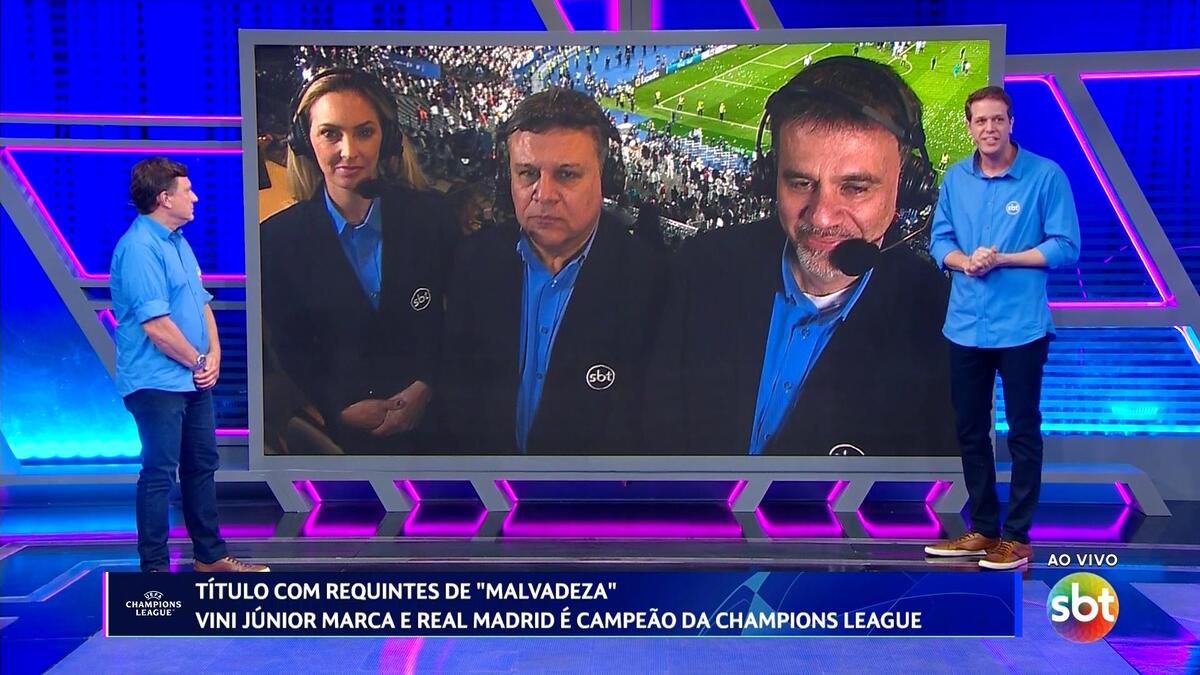 Fred Ring conversa com Nadine Basttos, Téo José e Mauro Beting, que aparecem no telão do cenário da final da Champions League no SBT