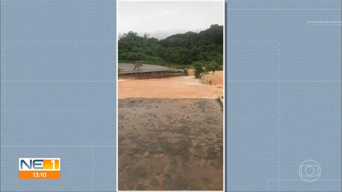 Rio transborda e destrói acesso aos campos do Náutico