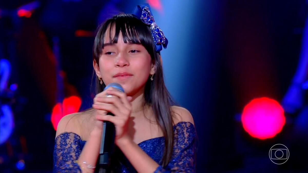 Esther cantando na fase das batalhas do The Voice Kids Brasil 