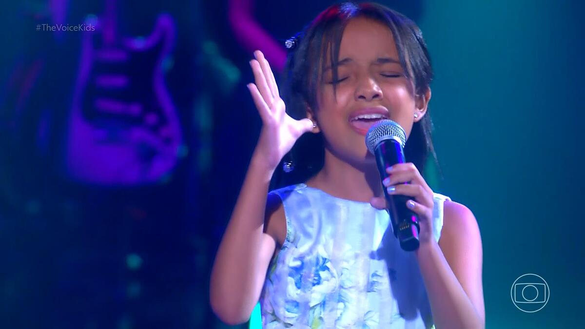 Isis cantando na fase das batalhas do The Voice Kids Brasil 