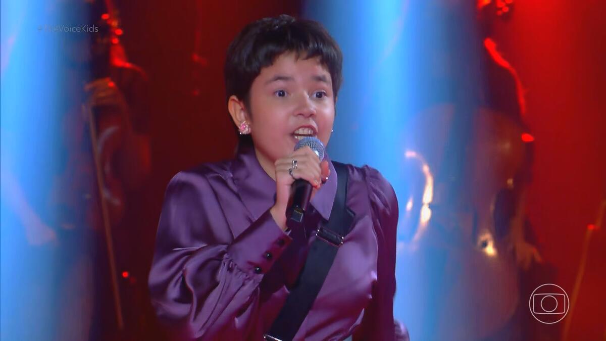 Letícia cantando na fase das batalhas do The Voice Kids 2022