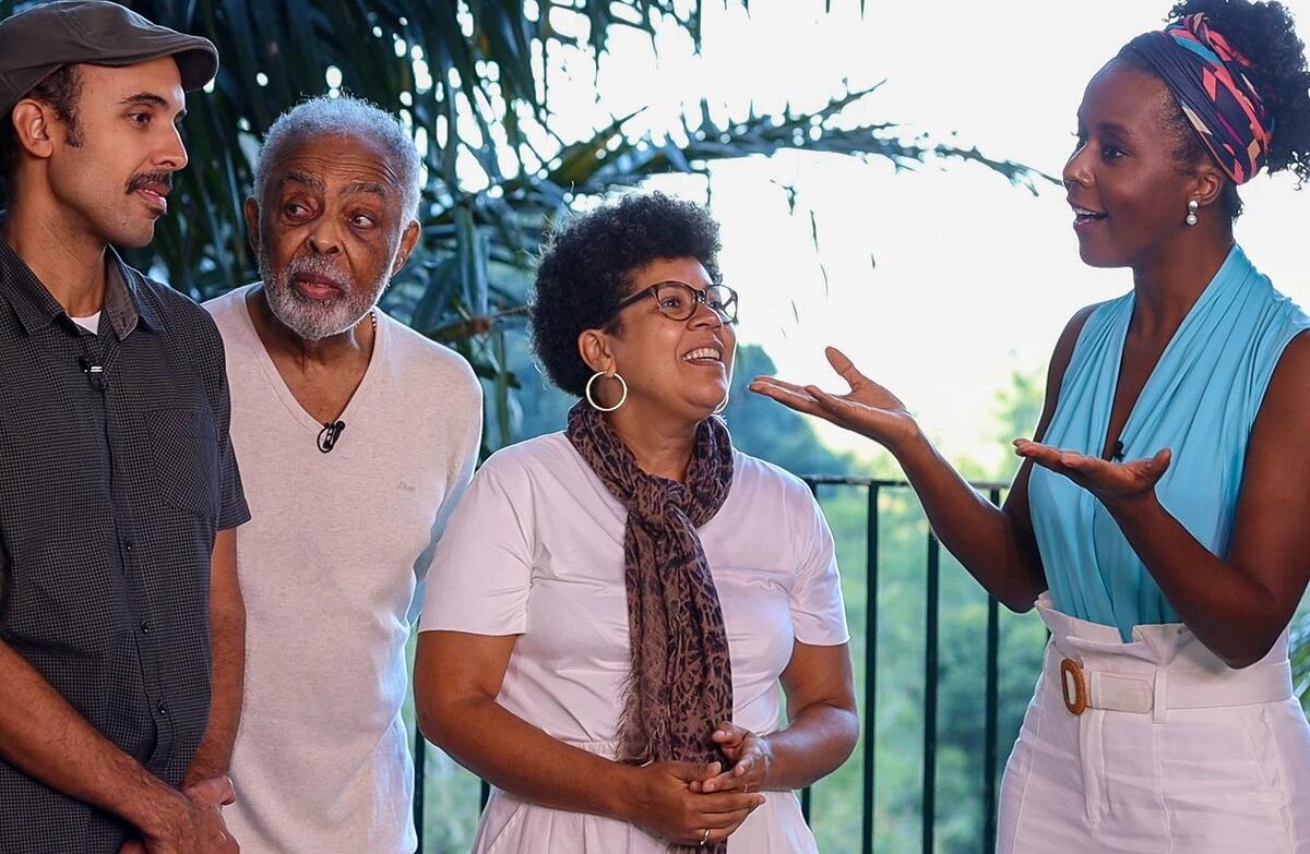 Entre os filhos José e Nara, Gilberto Gil conversa com a apresentadora Maju Coutinho