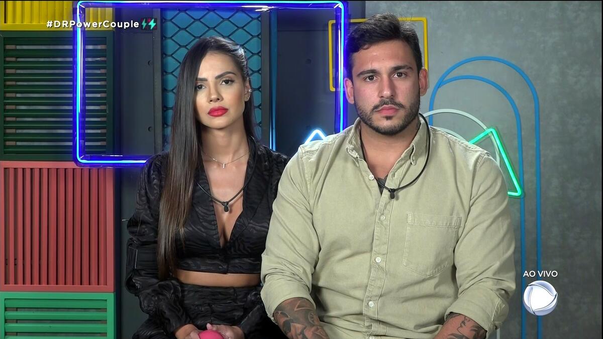 Luana e Hadad na sala depoimentos do Power Couple Brasil com os poderes nas mãos.