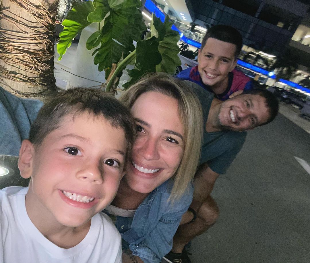 Juliana Knuts faz selfie ao lado do marido, Gustavo Machado, e os filhos Arthur e Mateus 