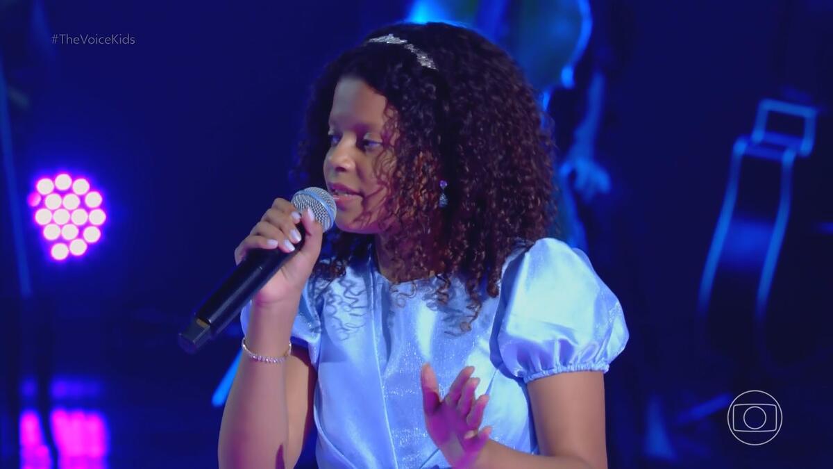 Mel Grebin cantando no palco do The Voicke Kids