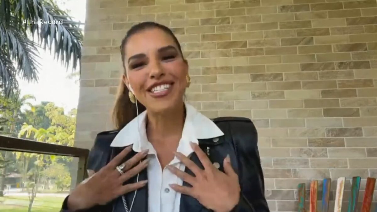 Mariana Rios sorrindo na coletiva de imprensa do Ilha Record 