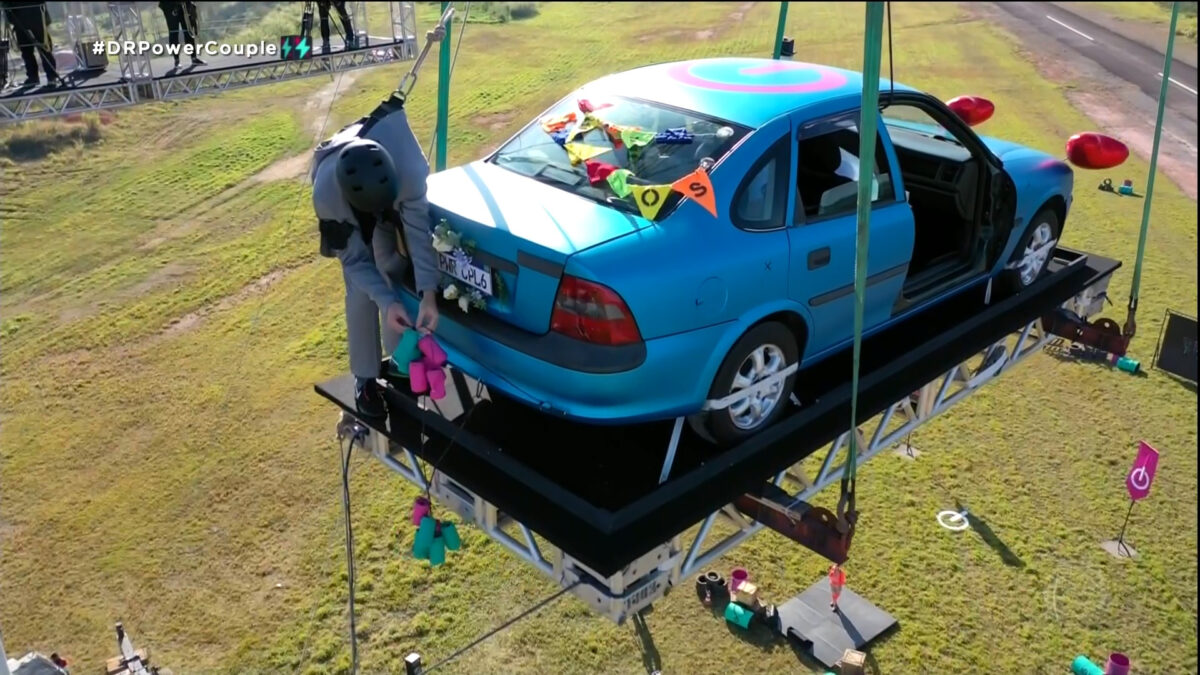 Albert tenta retirar as decorações do carro que estava pendurado com Adryana dentro, na Prova dos Casais do Power Couple Brasil 6