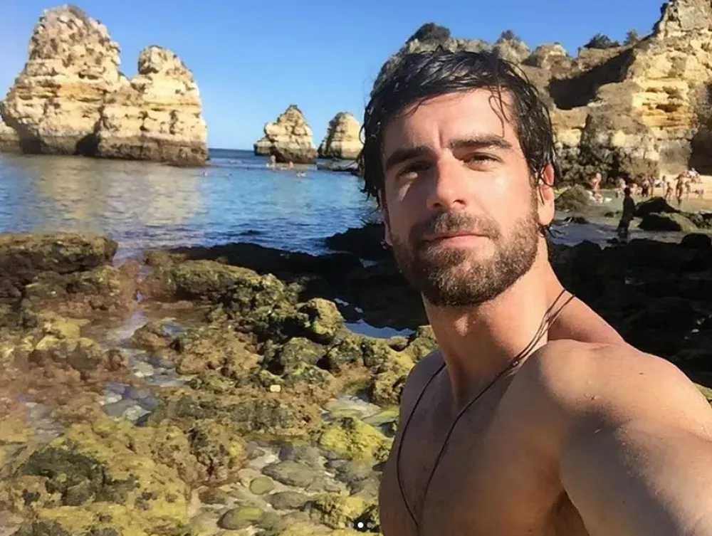 Marcos Pitombo em uma praia