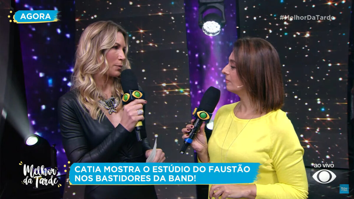 Anne Lottermann e Cátia Fonseca conversando no cenário do Faustão na Band