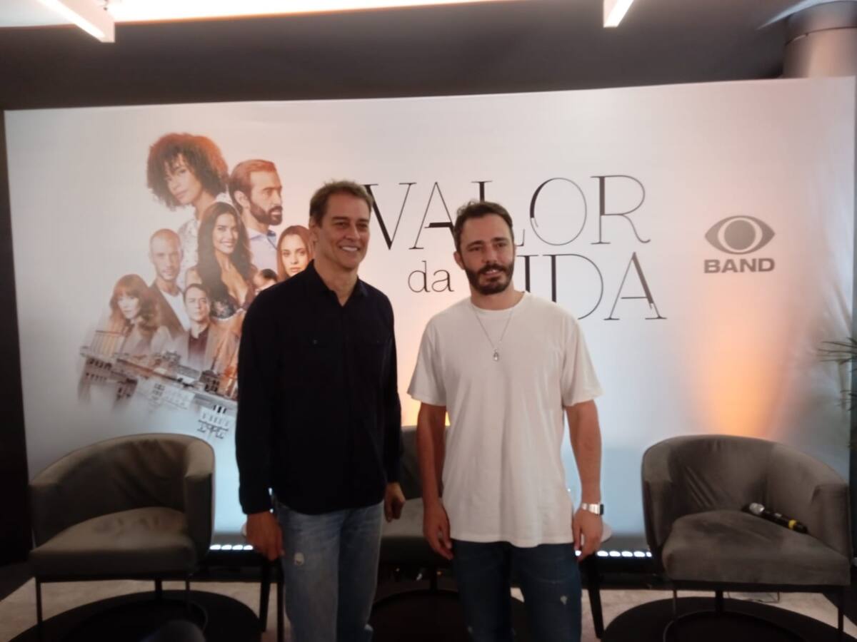 Marcello Antony e Thiago Rodrigues sorrindo para fotos no cenário da Band, divulgando Valor da Vida