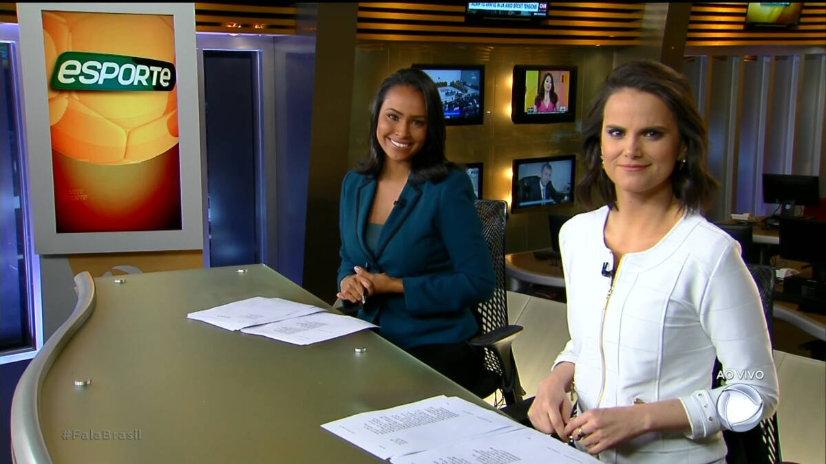 Salcy Lima e Roberta Piza olhando para a câmera enquanto apresentam o Fala Brasil