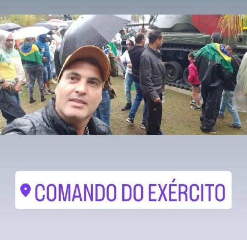 Rodrigo Santana em selfie publicada no Instagram em frente a várias pessoas em quartel do exército