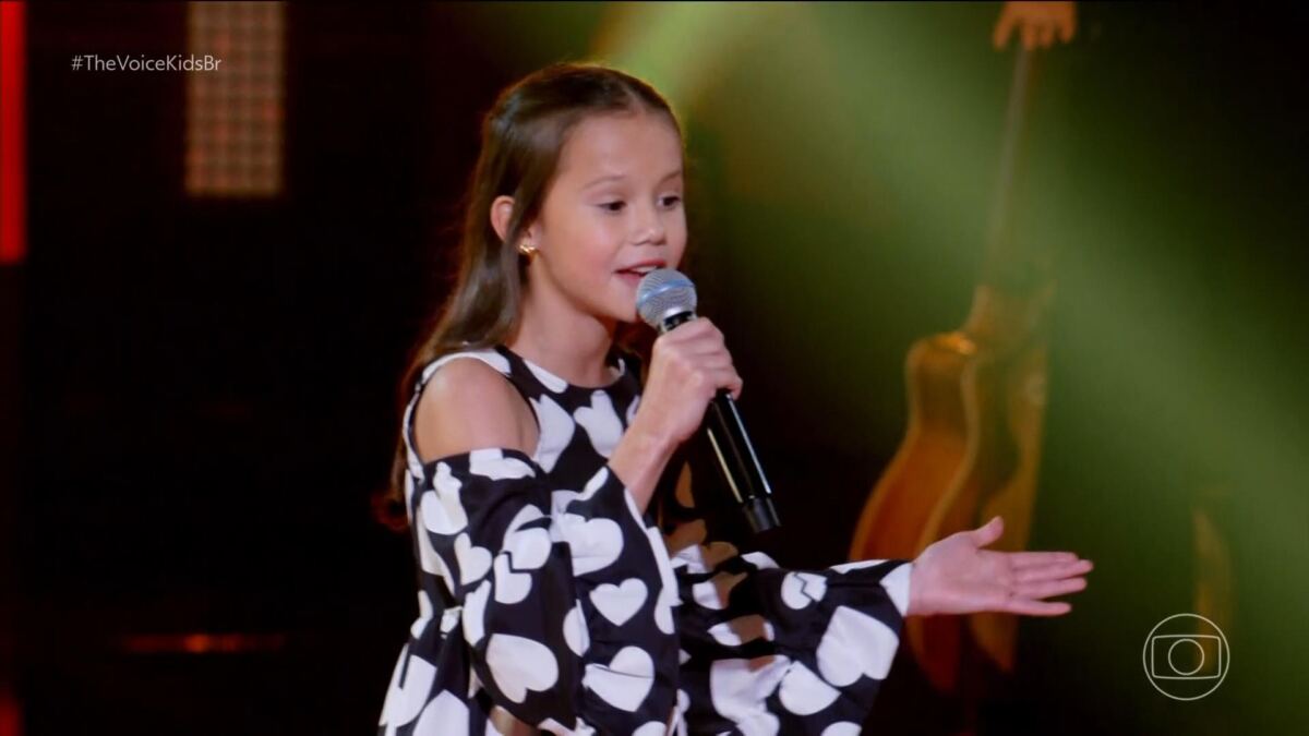 Manu Luque no palco do The Voice Kids para cantar nas audições às cegas