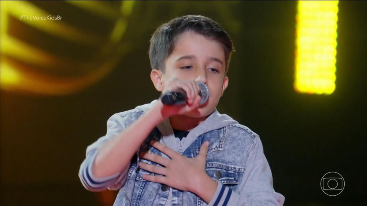 Renan Santos, de Goiás, canta e dança no palco do The Voice Kids 8