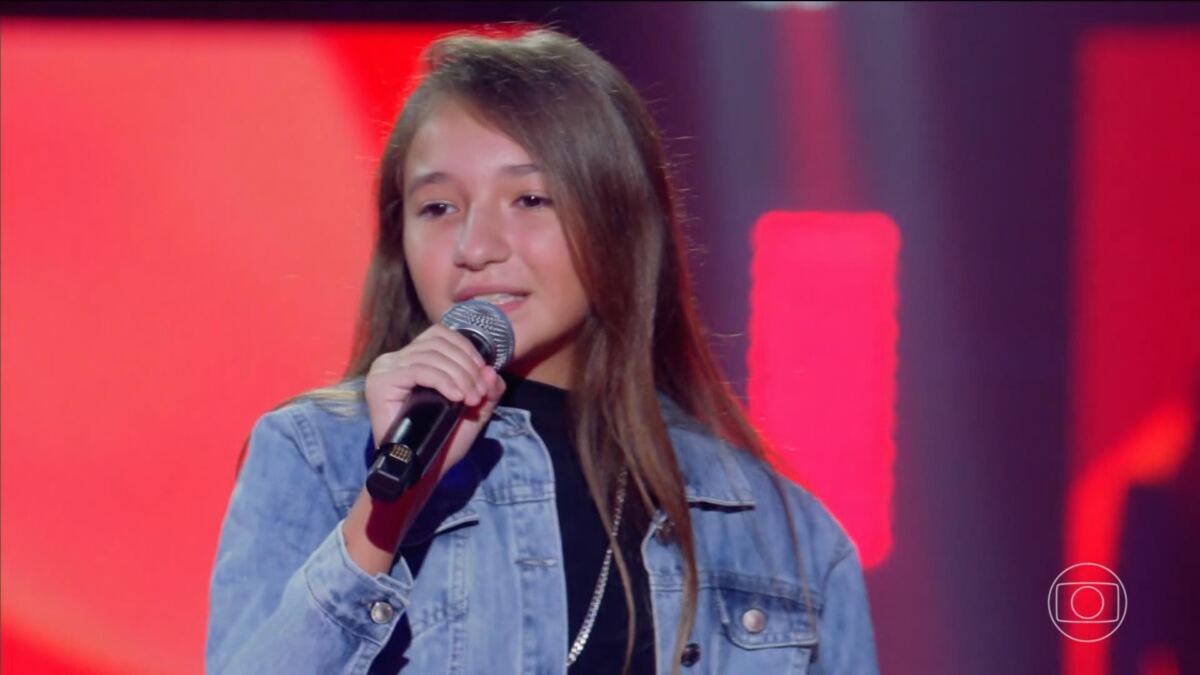 Louise Dominato  conversa com os jurados no palco do The Voice Kids 8