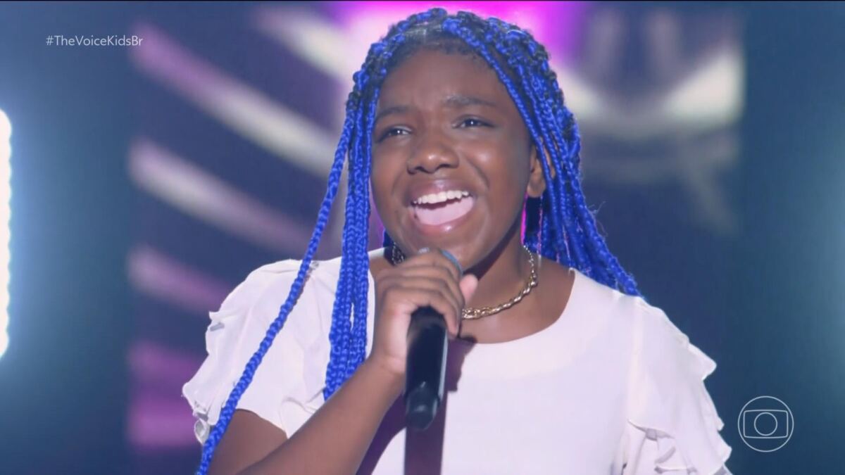 Israelly Bonfim canta no palco do The Voice Kids 8 se apresentando nas audições às cegas