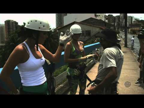 SBT Folia 2014 - Perdidas na Bahia: Lívia Andrade e Helen Ganzarolli fazem rapel