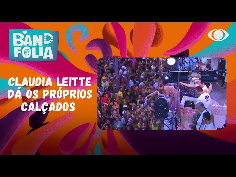 Claudia Leitte entrega sandálias a foliões e causa comoção