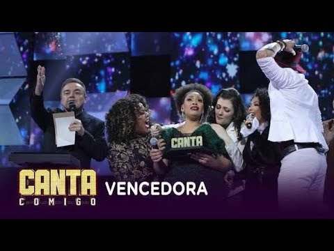 Débora Pinheiro se surpreende ao descobrir que é a vencedora do Canta Comigo