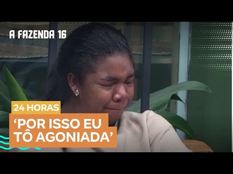 Raquel Brito chora na área externa da Sede: 