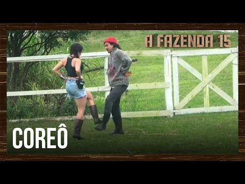 Na sola da bota! André e Jaque fazem dancinha durante o trato | A Fazenda 15