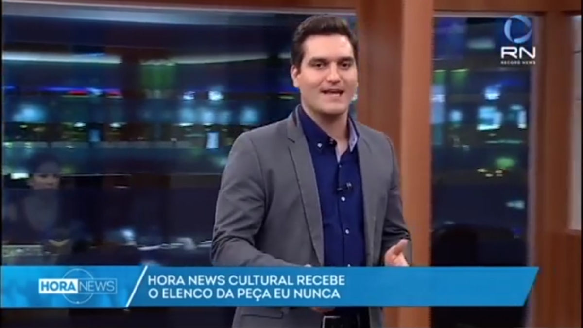 Gustavo Toledo no cenário do Hora News