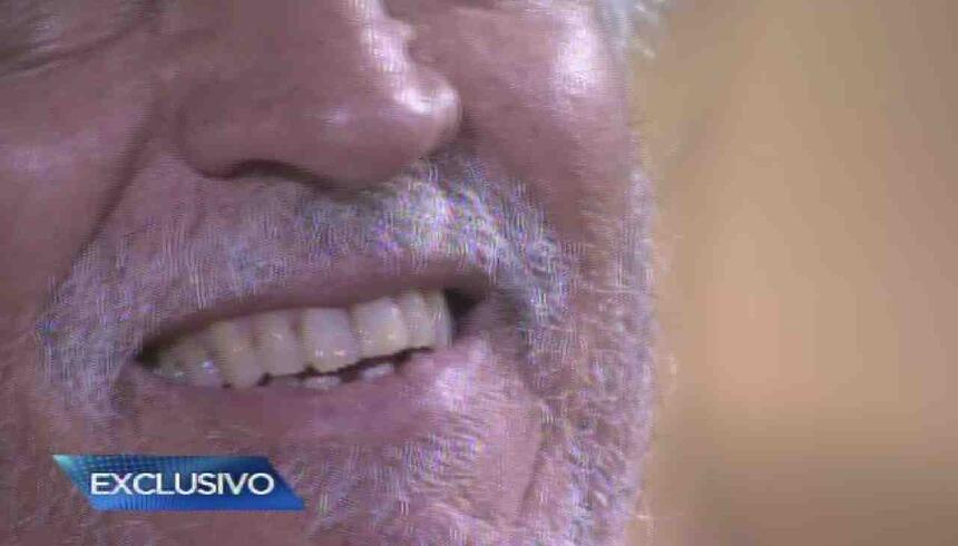 Sorriso do ator Nuno Leal Maia em reportagem do programa Gugu