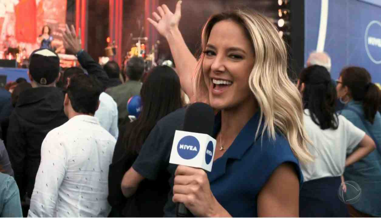 Ticiane Pinheiro com o microfone do Nivea no show de Jorge Ben Jor