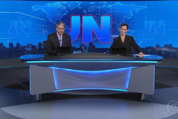 William Bonner e Renata Vasconcellos sorrindo ao final do Jornal Nacional no dia da estreia do novo cenário