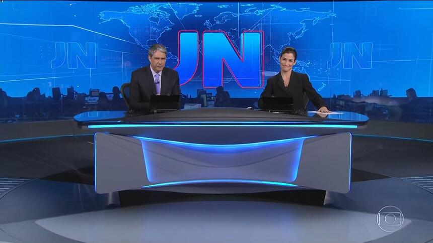 William Bonner e Renata Vasconcellos sorrindo ao final do Jornal Nacional no dia da estreia do novo cenário