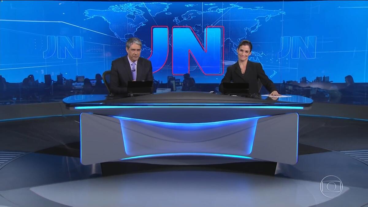 William Bonner e Renata Vasconcellos sorrindo ao final do Jornal Nacional no dia da estreia do novo cenário