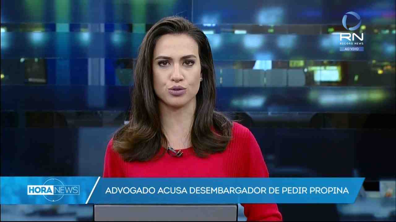 Tiná Falcão no cenário da Record News