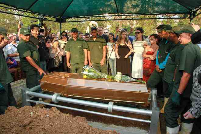 Caixão com o corpo de Marcelo Rezende é sepultado