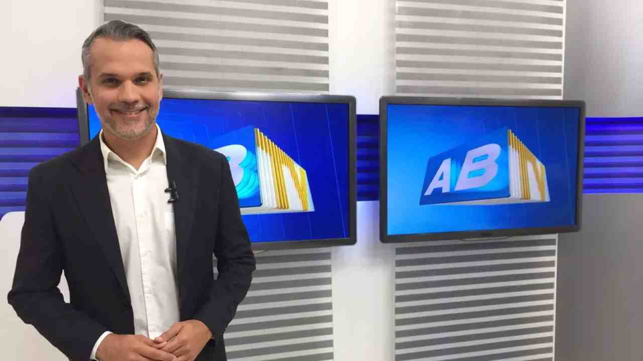 Alexandre Farias no cenário do ABTV na afiliada da Globo em Caruaru