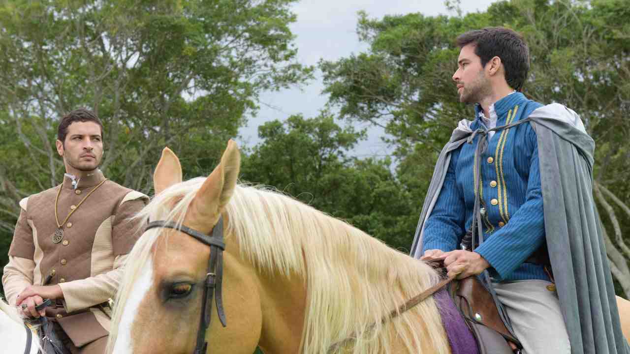 Cena da novela Belaventura com dois personagens em trajes medievais; um deles montado a cavalo, representando o estilo épico da trama que conquistou a vice-liderança de audiência em São Paulo e no Rio de Janeiro