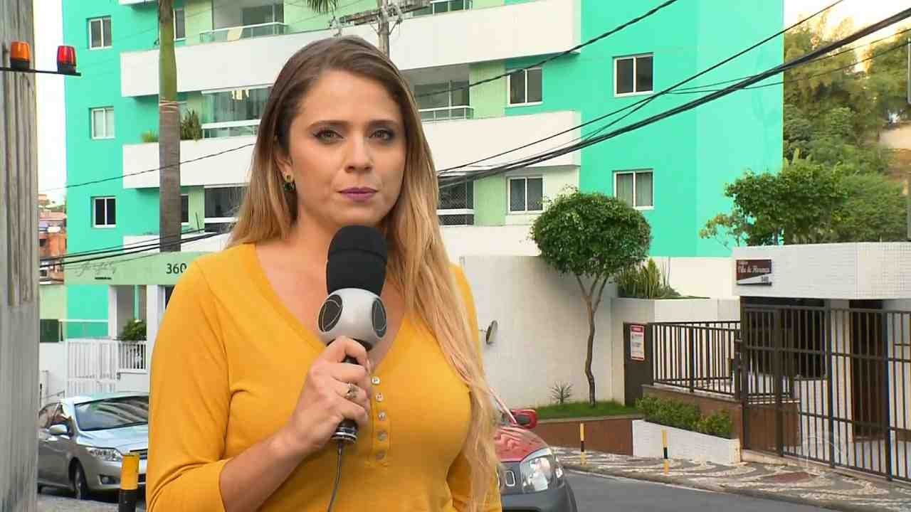 Renata Loures segurando o microfone da Record