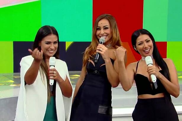 Simone, Sabrina Sato e Simaria no palco do Programa da Sabrina