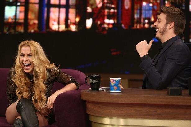 Joelma sorrir durante entrevista com Fabio Porchat no Programa do Porchat