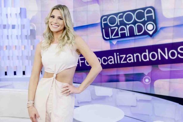 Lívia Andradre no cenário do Fofocalizando