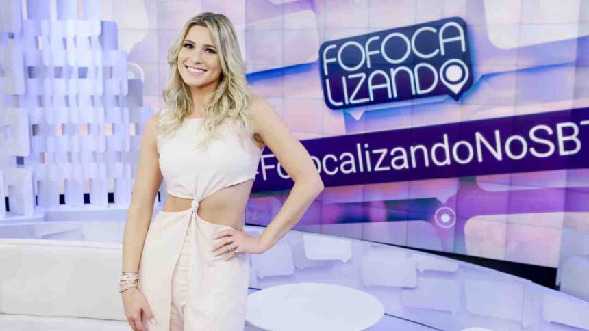 Lívia Andradre no cenário do Fofocalizando