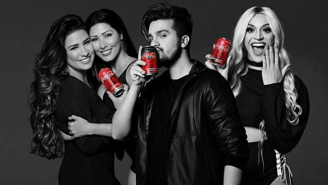 Simone e Simaria, Luan Santana e Pabllo Vittar seguram um Coca-Cola na mão