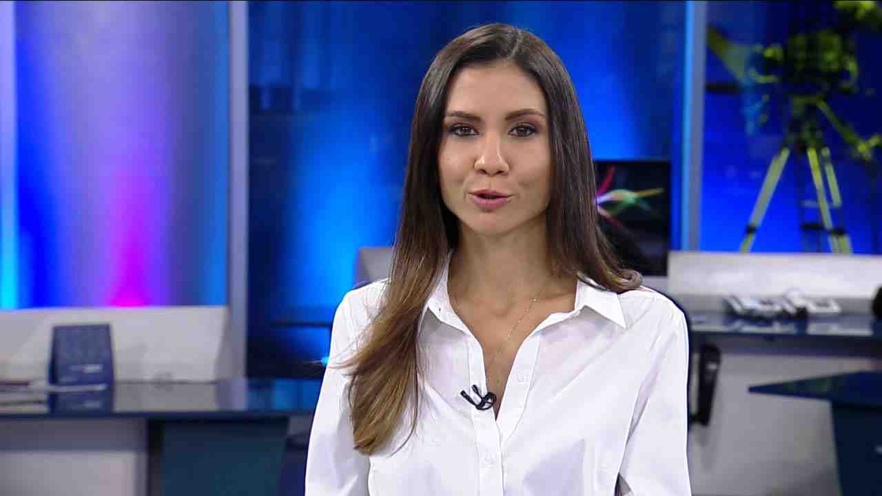 Amanda Klein apresentando o RedeTV News