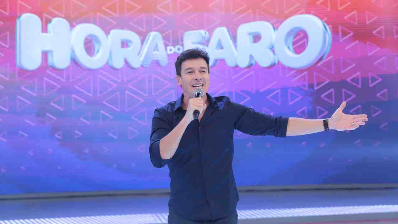 Rodrigo Faro no palco do programa