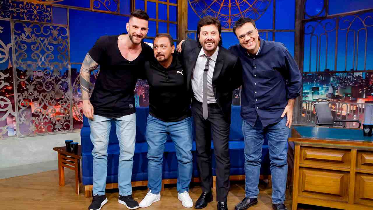 Guilherme, Alê e Mauro com Danilo Gentili no The Noite